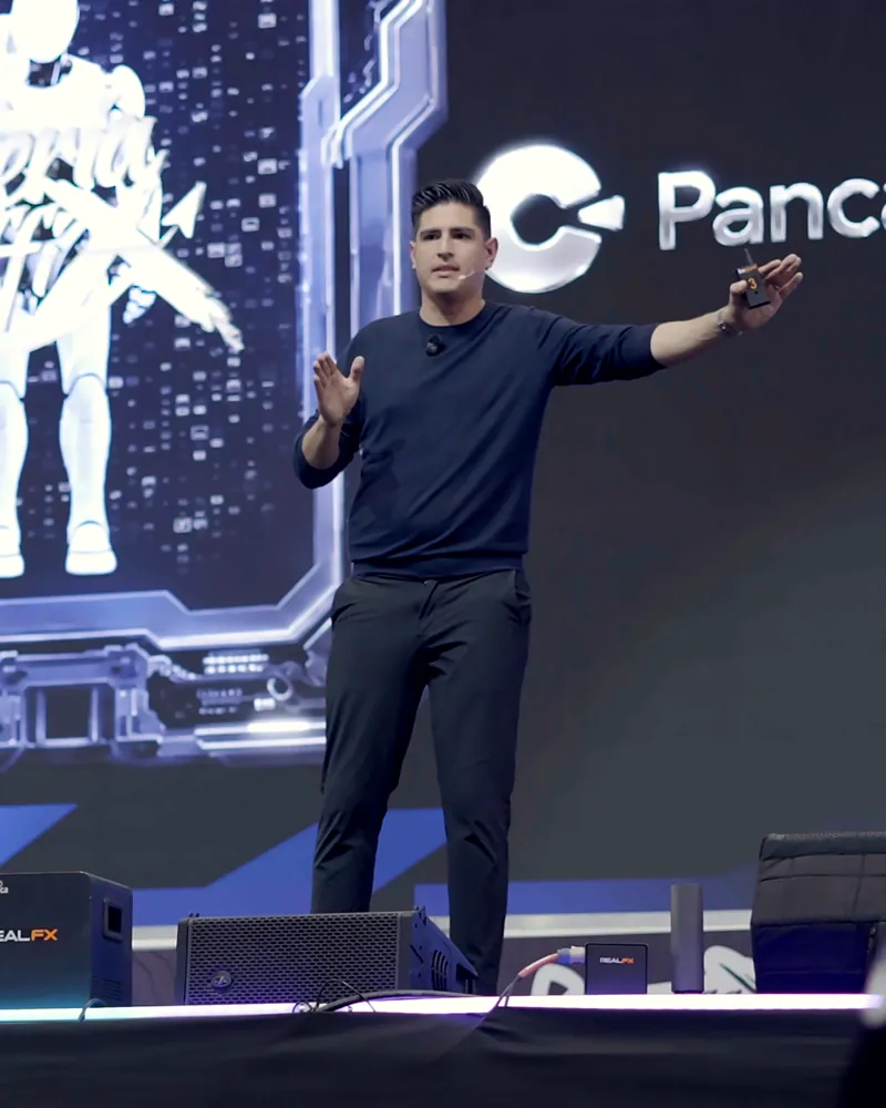 Carwin Martinez dando su charla en Feria Effix 2026